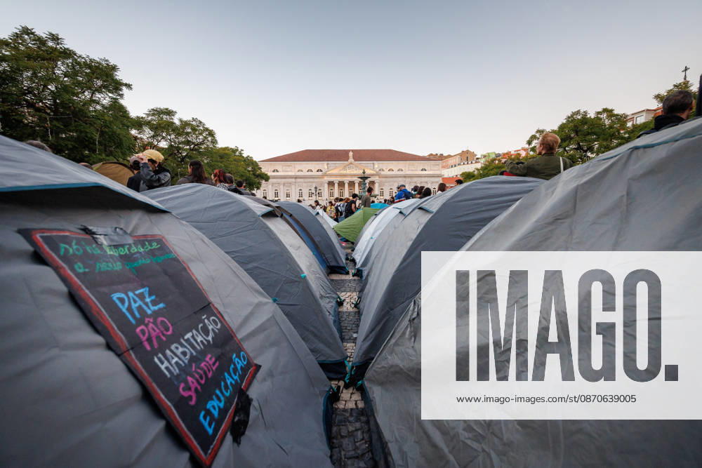 Rows of tents set up in Rossio Square, with the D. Maria II National Theatre in the background during the demonstration. People march through central Lisbon during a demonstration demanding affordable housing and protesting against the rising cost of living. The protest started at Marques de Pombal and ended at Rossio Square, where demonstrators set up tents at the end of the march in protest against Portugal s housing crisis. Lisbon Portugal - ZUMAs197 20261024_aaa_s197_601