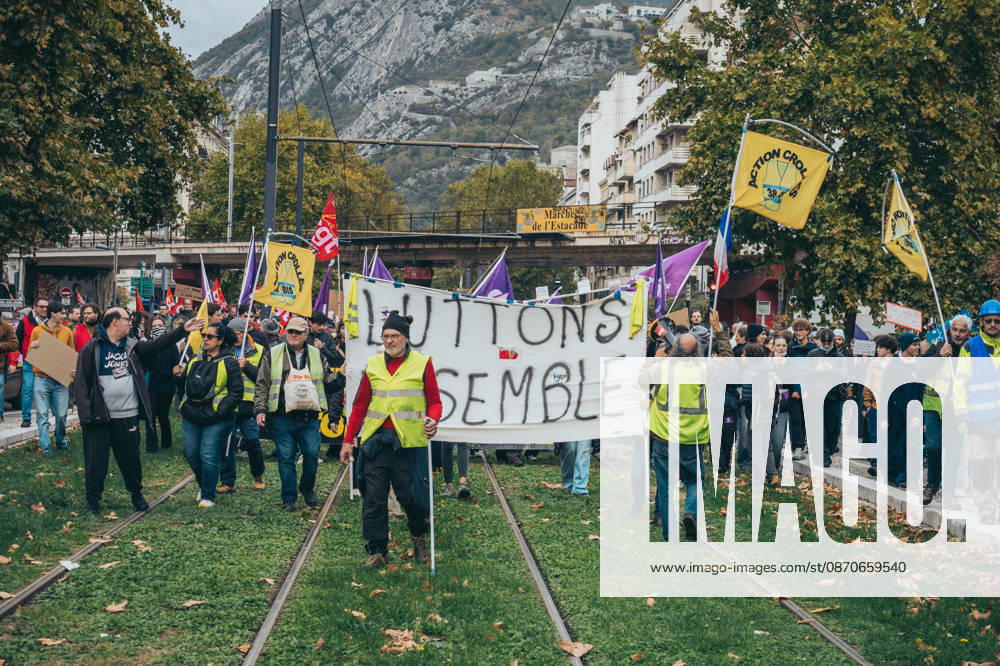 Yellow Vests Protest Act II - Grenoble A new day of mobilization took place on Saturday, October 24, called by the Yellow Vests (Gilets jaunes) and supported by high school students, university students, and labor unions, to protest against the high cost of living. A significant security presence was deployed. Nevertheless, clashes between masked individuals and law enforcement occurred on the fringes of the march. Photo by Leo Previtali ABACAPRESS.COM Grenoble France