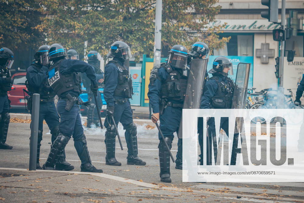 Yellow Vests Protest Act II - Grenoble A new day of mobilization took place on Saturday, October 24, called by the Yellow Vests (Gilets jaunes) and supported by high school students, university students, and labor unions, to protest against the high cost of living. A significant security presence was deployed. Nevertheless, clashes between masked individuals and law enforcement occurred on the fringes of the march. Photo by Leo Previtali ABACAPRESS.COM Grenoble France