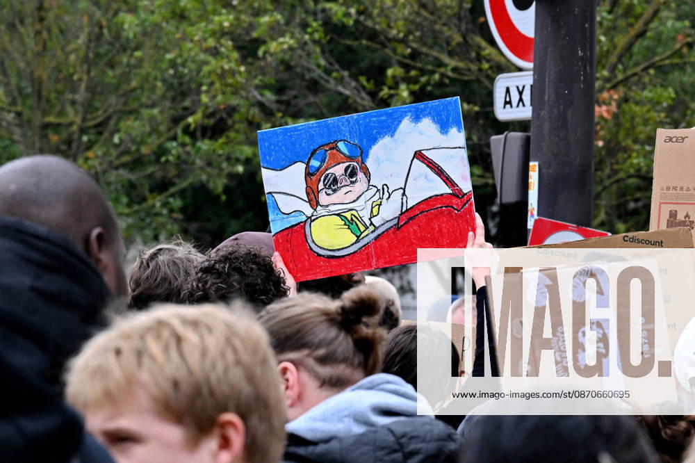 Yellow Vests Protest Act II - Paris Demonstration in favor of purchasing power, the protection of public services, and fiscal and social justice, as part of a nationwide call for mobilisation bringing together former members of the Yellow Vest movement, labor unions, high school and university students. in Paris on October 24, 2026. Photo by Karim Ait Adjedjou ABACAPRESS.COM Paris France