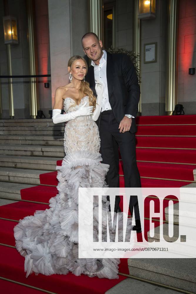 ABB OPERNBALL- Jenny Elvers mit Sohn Paul Jolig zu Gast auf dem 31.Leipziger Opernball 2026 im Opernhaus am 24.10.2026 in Leipzig Sachsen Deutschland