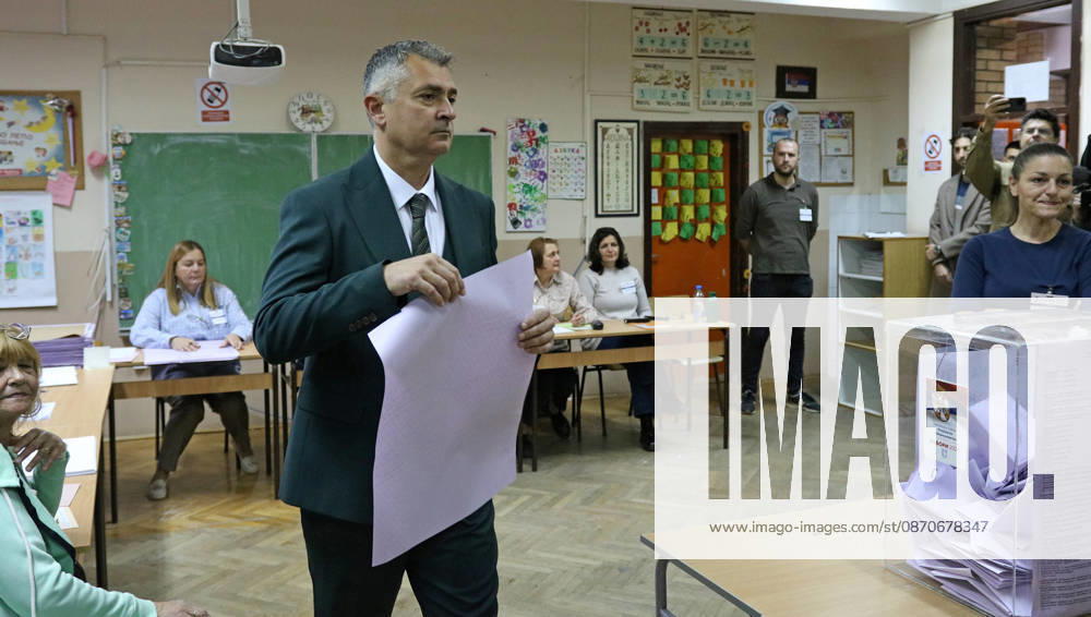Student List candidate Ilija Srdanovic votes in Serbia s snap parliamentary elections NOVI SAD, SERBIA - OCTOBER 25: Ilija Srdanovic, the leading candidate on the Student List, which ranks among the frontrunners in opinion polls, prepare to cast his ballot in Serbia s snap parliamentary elections in Novi Sad, Serbia, on October 25, 2026. Aleksandar Savanovic Anadolu Novi Sad Serbia. Editorial use only. Please get in touch for any other usage.