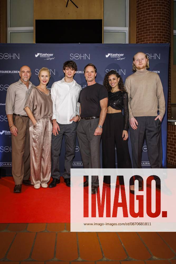 MMM DER SOHN- Ensemble, Holger Hauer, Dorothea Schenck, Quentin Lopes, Matthias Schloo, Nadine Menz und Paul Radke auf dem roten Teppich bei der Theater Premiere Der Sohn TOURERLEBEN Theater-Produktion im Theater Itzehoe am 24.10.2026 Schleswig-Holsten Deutschland