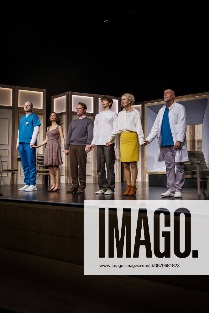 MMM DER SOHN- Ensemble beim Schussapplaus, Paul Radke, Nadine Menz, Matthias Schloo, Quentin Lopes, Dorothea Schenck und Holger Hauer (L-R). Buehne bei der Theater Premiere Der Sohn TOURERLEBEN Theater-Produktion im Theater Itzehoe am 24.10.2026 Schleswig-Holsten Deutschland