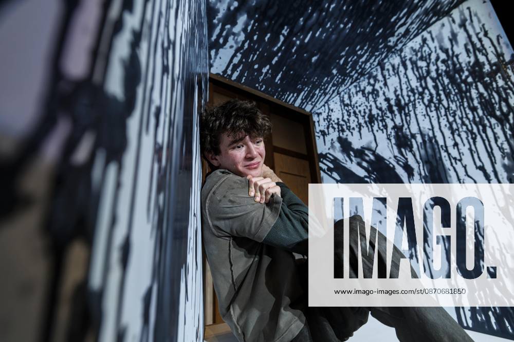 MMM DER SOHN- Schauspieler Quentin Lopes in der Rolle des Sohns NICOLAS auf der Buehne Szene bei der Theater Premiere Der Sohn TOURERLEBEN Theater-Produktion im Theater Itzehoe am 24.10.2026 Schleswig-Holsten Deutschland