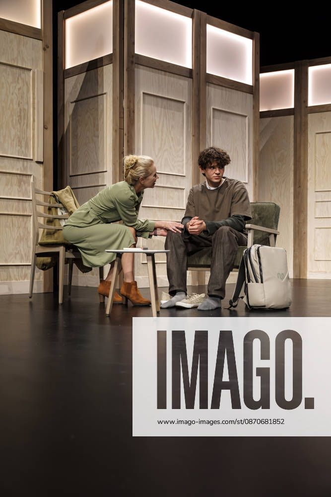 MMM DER SOHN- Schauspielerin Dorothea Schenck in der Rolle der Mutter ANNE und der Schauspieler Quentin Lopes in der Rolle des Sohns NICOLAS auf der Buehne Szene bei der Theater Premiere Der Sohn TOURERLEBEN Theater-Produktion im Theater Itzehoe am 24.10.2026 Schleswig-Holsten Deutschland