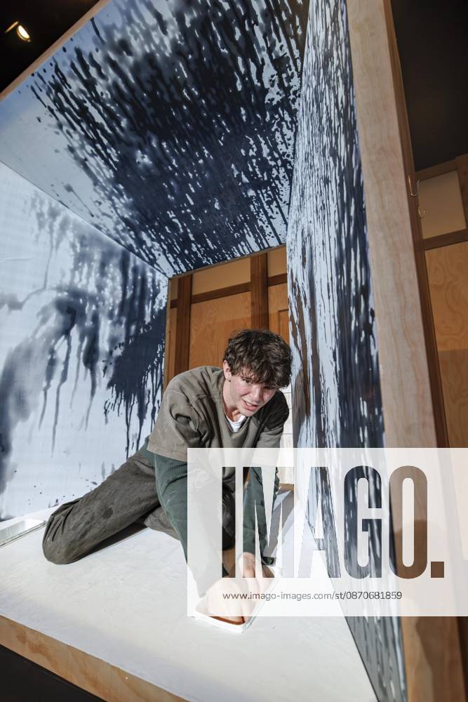 MMM DER SOHN- Schauspieler Quentin Lopes in der Rolle des Sohns NICOLAS auf der Buehne Szene bei der Theater Premiere Der Sohn TOURERLEBEN Theater-Produktion im Theater Itzehoe am 24.10.2026 Schleswig-Holsten Deutschland