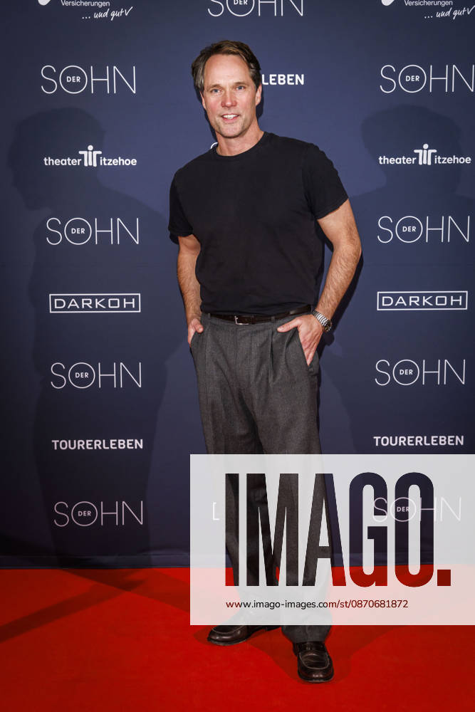 MMM DER SOHN- Schauspieler Hauptdarsteller, Matthias Schloo auf dem roten Teppich bei der Theater Premiere Der Sohn TOURERLEBEN Theater-Produktion im Theater Itzehoe am 24.10.2026 Schleswig-Holsten Deutschland