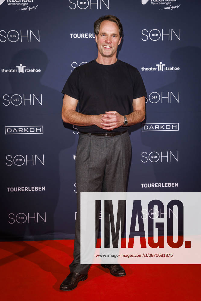 MMM DER SOHN- Schauspieler Hauptdarsteller, Matthias Schloo auf dem roten Teppich bei der Theater Premiere Der Sohn TOURERLEBEN Theater-Produktion im Theater Itzehoe am 24.10.2026 Schleswig-Holsten Deutschland