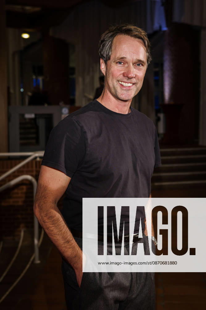 MMM DER SOHN- Schauspieler Hauptdarsteller, Matthias Schloo auf dem roten Teppich bei der Theater Premiere Der Sohn TOURERLEBEN Theater-Produktion im Theater Itzehoe am 24.10.2026 Schleswig-Holsten Deutschland
