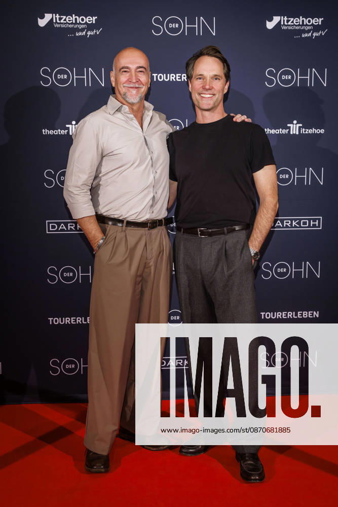 MMM DER SOHN- Regisseur und Schauspieler Holger Hauer und der Schauspieler und Hauptdarsteller, Matthias Schloo auf dem roten Teppich bei der Theater Premiere Der Sohn TOURERLEBEN Theater-Produktion im Theater Itzehoe am 24.10.2026 Schleswig-Holsten Deutschland