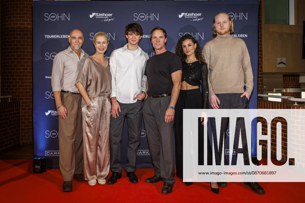 MMM DER SOHN- Ensemble, Holger Hauer, Dorothea Schenck, Quentin Lopes, Matthias Schloo, Nadine Menz und Paul Radke auf dem roten Teppich bei der Theater Premiere Der Sohn TOURERLEBEN Theater-Produktion im Theater Itzehoe am 24.10.2026 Schleswig-Holsten Deutschland