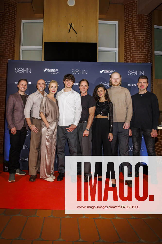 MMM DER SOHN- Produzent Philipp Hallenber und das Ensemble, Holger Hauer, Dorothea Schenck, Quentin Lopes, Matthias Schloo, Nadine Menz und Paul Radke auf dem roten Teppich bei der Theater Premiere Der Sohn TOURERLEBEN Theater-Produktion im Theater Itzehoe am 24.10.2026 Schleswig-Holsten Deutschland