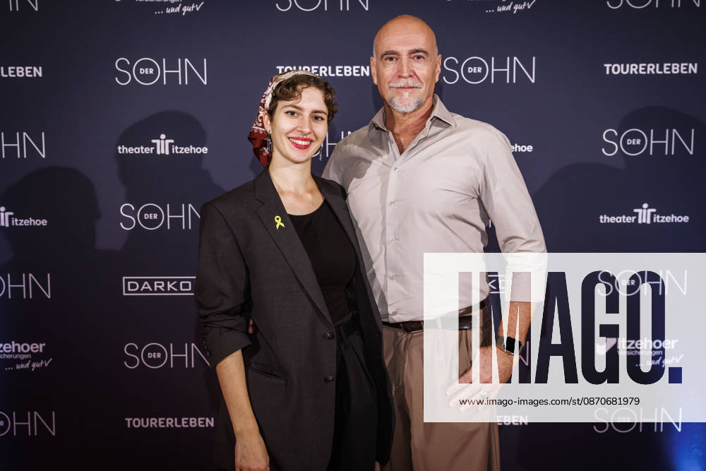 MMM DER SOHN- SRegieassistentin und Schauspielerin Anouk Sandrine Brandao und der Regisseur und Schauspieler Holger Haue auf dem roten Teppich bei der Theater Premiere Der Sohn TOURERLEBEN Theater-Produktion im Theater Itzehoe am 24.10.2026 Schleswig-Holsten Deutschland