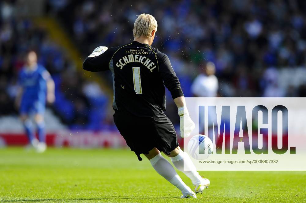 BIRMINGHAM, ENGLAND. Leicester Goalkeeper Kasper Schmeichel (DEN) clears during the npower Championship football match between Birmingham City City and Leicester City at St Andrews stadium. Mandatory Credit: Actionplus Thomsonx ActionPlus20140588 Content restricted for UK based newspaper