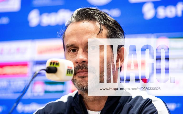 Fussball 2.Bundesliga, SV Darmstadt 98 Pressekonferenz vor dem Spiel gegen den FC St. Pauli,, emonline, v.l. Trainer Dirk Schuster (SV Darmstadt 98) Darmstadt