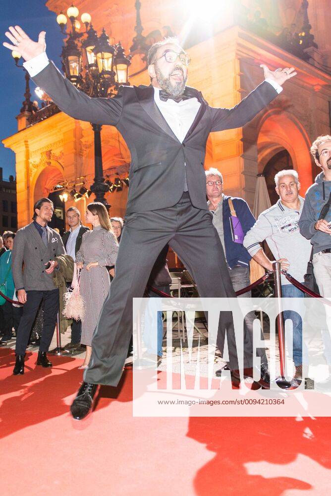 Frankfurt am Main Hessischer Film- und Kinopreis Schauspieler Adnan Maral macht nen Luftsprung.