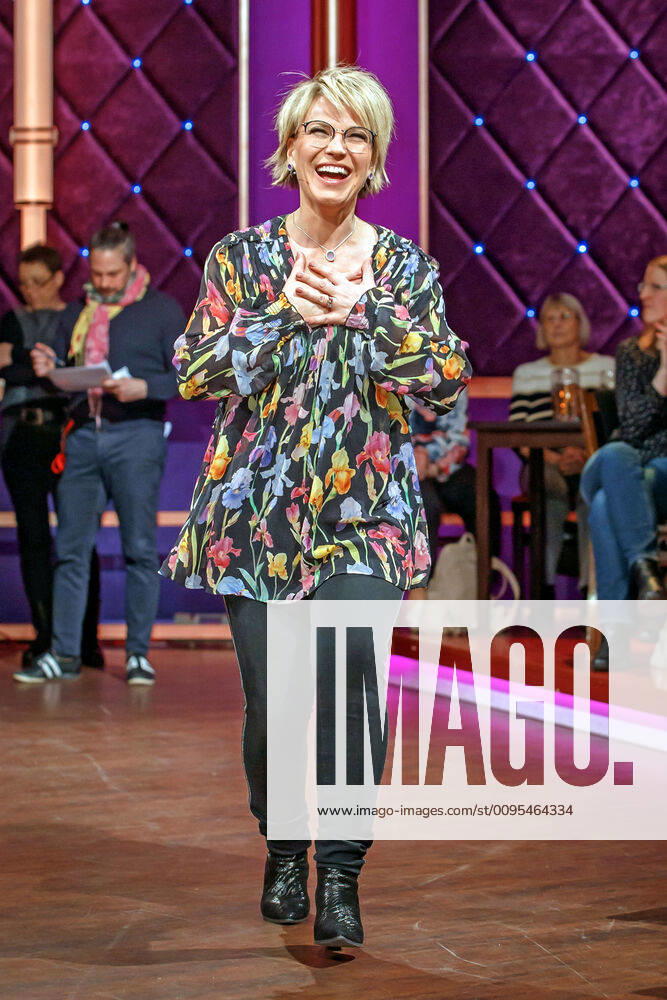 MDR - Riverboat. Moderatorin Andrea Ballschuh anläßlich der Aufzeichnung der MDR - Talkshow Riverboat am 06.12.2019 im Studio 3 der Mediacity Leipzig. 20191206SFL0043