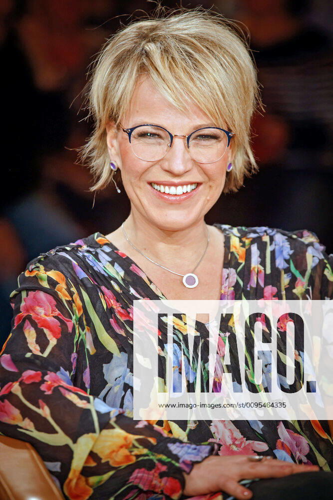 MDR - Riverboat. Moderatorin Andrea Ballschuh anläßlich der Aufzeichnung der MDR - Talkshow Riverboat am 06.12.2019 im Studio 3 der Mediacity Leipzig. 20191206SFL0045
