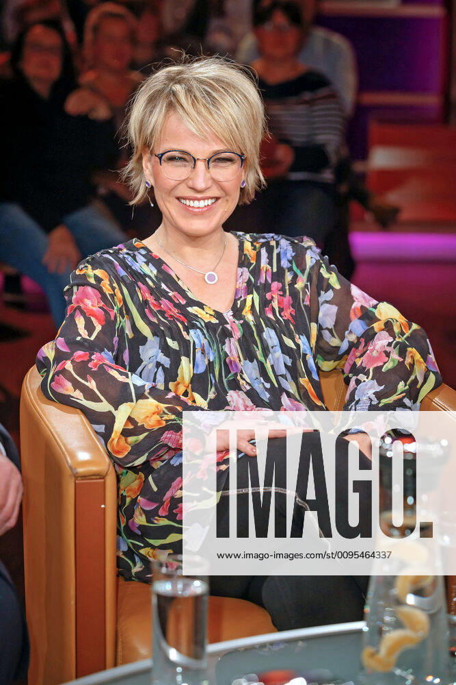 MDR - Riverboat. Moderatorin Andrea Ballschuh anläßlich der Aufzeichnung der MDR - Talkshow Riverboat am 06.12.2019 im Studio 3 der Mediacity Leipzig. 20191206SFL0046