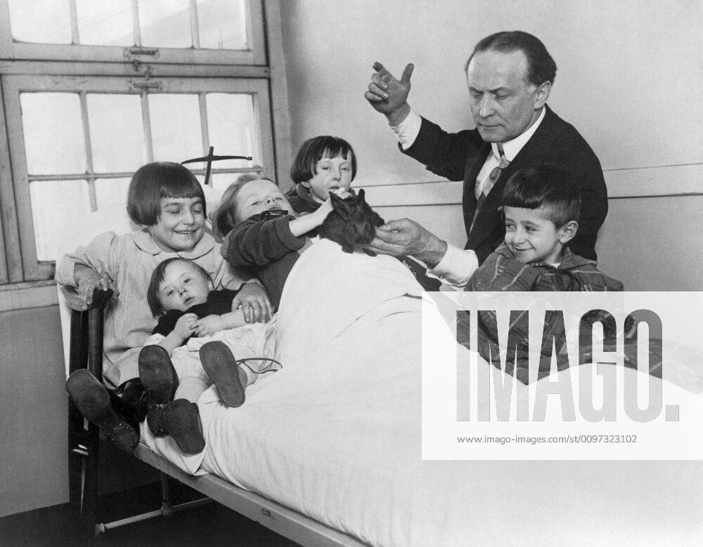 Harry Houdini and his rabbit entertain five hospitalized children. Ca. 1925. Courtesy Everett Collection PUBLICATIONXNOTxINxCANxCHNxFRAxITAxJPNxNORxPOLxRUSxESPxUKxUSA