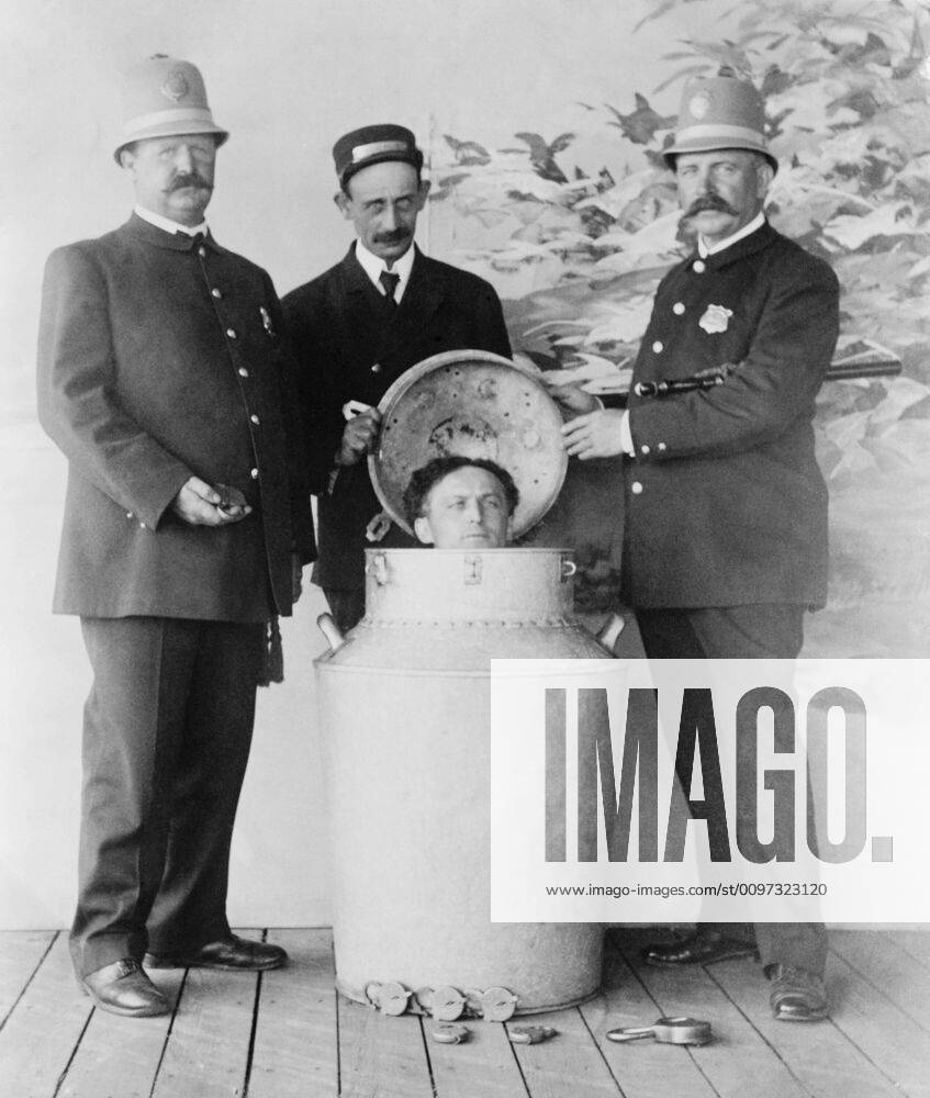Harry Houdini performs the great milk can escape from a giant milk can filled with water in St. Louis in 1908. Courtesy Everett Collection PUBLICATIONXNOTxINxCANxCHNxFRAxITAxJPNxNORxPOLxRUSxESPxUKxUSA