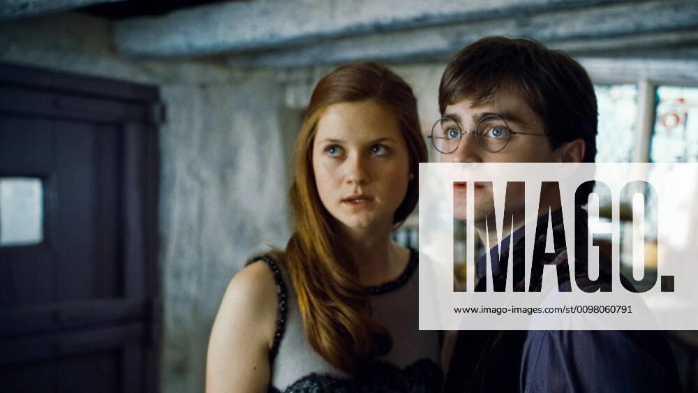 HARRY POTTER AND THE DEATHLY HALLOWS: PART 1, from left: Bonnie Wright, Daniel Radcliffe, 2010. 2010 Warner Bros. Ent. Harry Potter publishing rights J.K.R. Harry Potter characters, names and related indicia are trademarks of and Warner Bros. Ent. All rights reserved. Courtesy Everett Collection Warner Bros Courtesy Everett Collection !ACHTUNG AUFNAHMEDATUM GESCHÃ„TZT! PUBLICATIONXNOTxINxCANxCHNxFRAxITAxJPNxNORxPOLxRUSxESPxUKxUSA