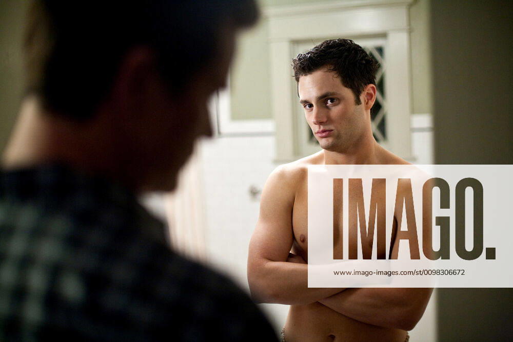 THE STEPFATHER, from left: Dylan Walsh, Penn Badgley, 2009. Ph: Chuck Zlotnick Screen Gems Courtesy Everett Collection Screen Gems Courtesy Everett Collection !ACHTUNG AUFNAHMEDATUM GESCHÄTZT! PUBLICATIONXNOTxINxCANxCHNxFRAxITAxJPNxNORxPOLxRUSxESPxUKxUSA