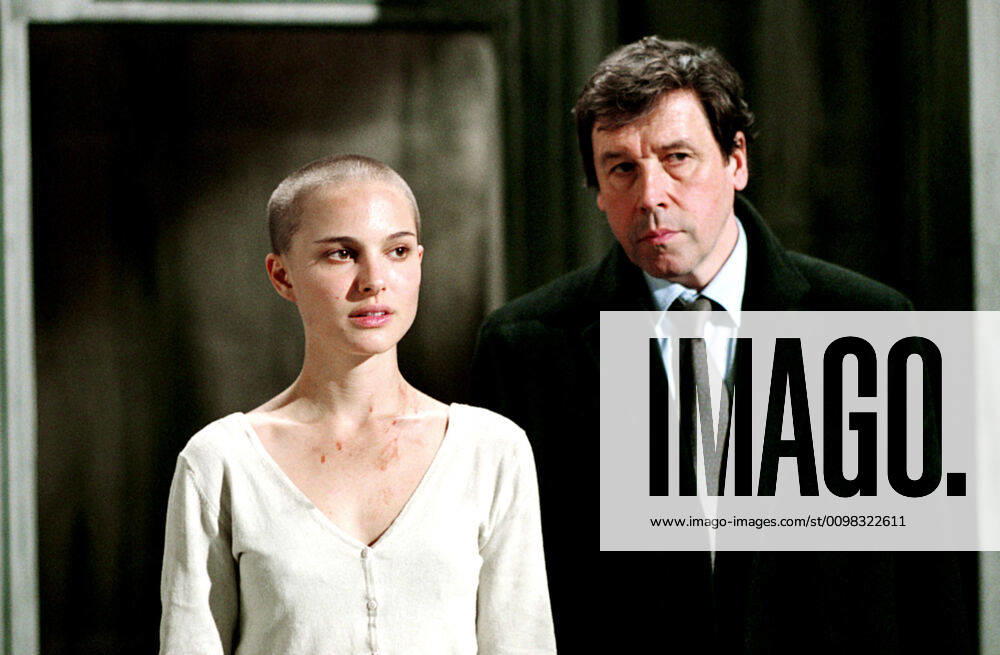 V FOR VENDETTA, Natalie Portman, Stephen Rea, 2006, (c) Warner Brothers courtesy Everett Collection Warner Bros Courtesy Everett Collection !ACHTUNG AUFNAHMEDATUM GESCHÄTZT! PUBLICATIONXNOTxINxCANxCHNxFRAxITAxJPNxNORxPOLxRUSxESPxUKxUSA