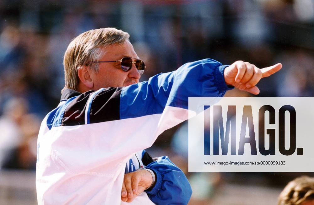Trainer Hans-Dieter Schmidt (Magdeburg) im Porträt Fußball Herren Regionalliga Nordost 1998 1999, 1.FC Magdeburg Einzelbild Magdeburg