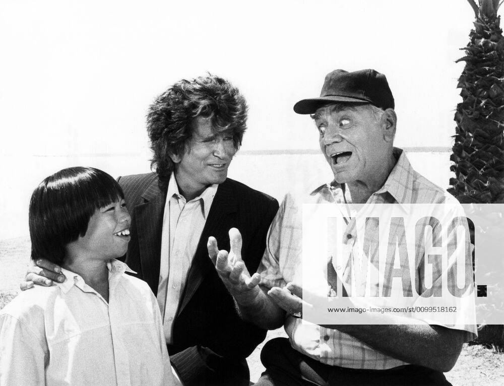 HIGHWAY TO HEAVEN, (from left): Ernie Reyes Jr., Michael Landon, Ernest Borgnine, Another Kind of War, Another Kind of Peace , (Season 3, ep. 304, aired Oct. 15, 1986), 1984-89. NBC Courtesy: Everett Collection NBC Courtesy Everett Collection !ACHTUNG AUFNAHMEDATUM GESCHÄTZT! PUBLICATIONXNOTxINxCANxCHNxFRAxITAxJPNxNORxPOLxRUSxESPxUKxUSA