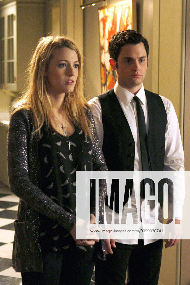 GOSSIP GIRL, from left: Blake Lively, Penn Badgley, Seder Anything , (Season 2, ep. 221, aired April 20, 2009). 2007-. photo: Giovanni Rufino The CW Courtesy Everett Collection CW Network Courtesy Everett Collection !ACHTUNG AUFNAHMEDATUM GESCHÄTZT! PUBLICATIONXNOTxINxCANxCHNxFRAxITAxJPNxNORxPOLxRUSxESPxUKxUSA