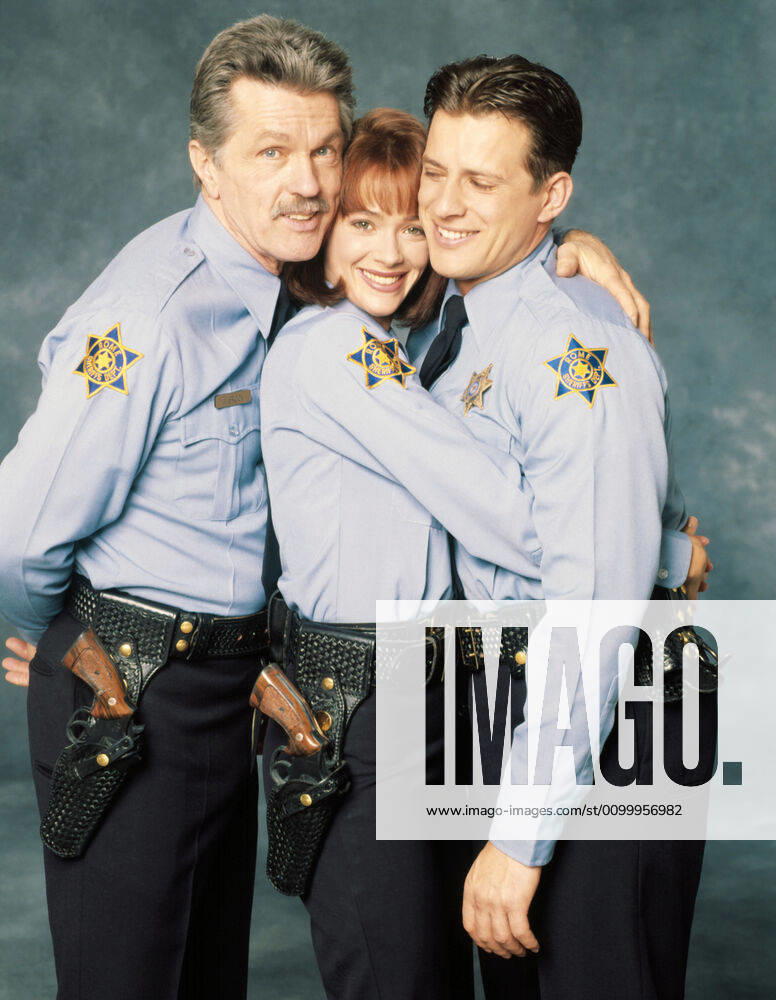 PICKET FENCES, from left: Tom Skerritt, Lauren Holly, Costas Mandylor, 1992-96. TM and Copyright 20th Century Fox Film Corp. All rights reserved, Courtesy: Everett Collection !ACHTUNG AUFNAHMEDATUM GESCHÄTZT! PUBLICATIONXNOTxINxCANxCHNxFRAxITAxJPNxNORxPOLxRUSxESPxUKxUSA