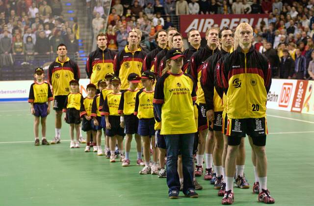 Die Spieler von Deutschland während der Nationalhymne, u.a.v.re. mit: Christian Schöne, Torsten Jansen, Michael Hegemann, Sebastian Preiß und Steffen Weber ... Handball Länderspiel Herren Freundschaftsspiel 2005, Länderspiel, Test, Testspiel, Nationalmannschaft, Nationalteam Totale Berlin