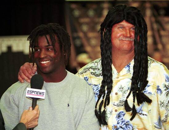 Head Coach Mike Ditka (New Orleans Saints) mit Dreadlock Perücke bei der Pressekonferenz zur Bekanntgabe des Engagements von Ricky Williams bei den Saints -  (NOP99041803) American Football Herren NFL 1999 Gruppe New Orleans Harmonie, Freude, Komik, American Football Herren NFL 1999 Gruppe New Orleans Harmonie, Freude, Komik,