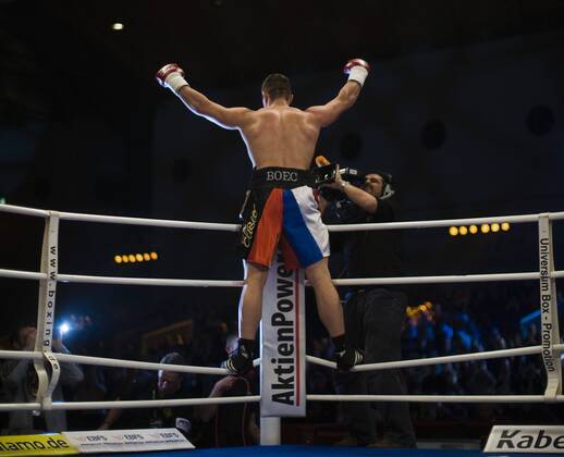 Denis Boytsov (Rußland) jubelt in der Ringecke Boxen Herren Universum Champions Night 2007, Boxsport, Profiboxen, Schwergewicht, AktienPower, Aktien Power Gruppe hinten, Rücken, Rückansicht, Sponsor, Karlsruhe, Werbepartner, Werbung, Wirtschaft Freude, Begeisterung, Boxen Herren Universum Champions Night 2007, Boxsport, Profiboxen, Schwergewicht, AktienPower, Aktien Power Gruppe hinten, Rücken, Rückansicht, Sponsor, Karlsruhe, Werbepartner, Werbung, Wirtschaft Freude, Begeisterung,