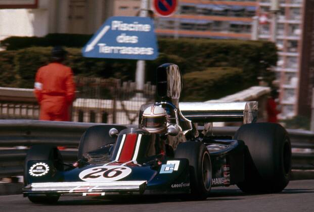 Alan Jones (Australien Hesketh Ford) in seinem Boliden - Motorsport Grand Prix Herren Großer Preis von Monaco 1975, Formel 1 Weltmeisterschaft, F1, F, GP, WM Einzelbild Monte Carlo Dynamik, Motorsport Grand Prix Herren Großer Preis von Monaco 1975, Formel 1 Weltmeisterschaft, F1, F, GP, WM Einzelbild Monte Carlo Dynamik,