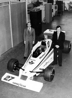 Teamchef Frank Williams (England, li.) und Alan Jones (Australien beide Williams Ford) präsentieren ihren neuen Sponsor Saudia auf dem Boliden - Motorsport WM Herren Formel 1 Weltmeisterschaft 1979, F1, F, GP, WM, Factory, Fabrik, Hauptsitz Totale Aufnahmedatum geschätzt Grove Motorsport WM Herren Formel 1 Weltmeisterschaft 1979, F1, F, GP, WM, Factory, Fabrik, Hauptsitz Totale Aufnahmedatum geschätzt Grove
