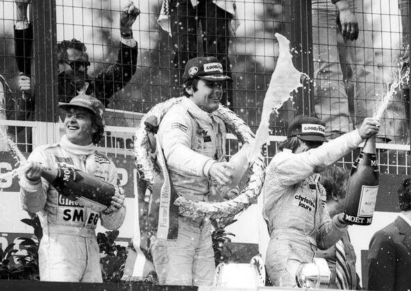 Siegerehrung GP von Österreich 1979: Sieger Alan Jones (Australien Williams Ford, Mitte) verspritzt Milch; der Zweite Gilles Villeneuve (Kanada Ferrari, li.) und Jacques Laffite (Frankreich Ligier Ford) nehmen den üblichen Sekt - Motorsport Grand Prix Herren Großer Preis von Österreich 1979, Formel 1 Weltmeisterschaft, F1, F, GP, WM Gruppe Österreichring Zeltweg Freude, Motorsport Grand Prix Herren Großer Preis von Österreich 1979, Formel 1 Weltmeisterschaft, F1, F, GP, WM Gruppe Österreichring Zeltweg Freude,
