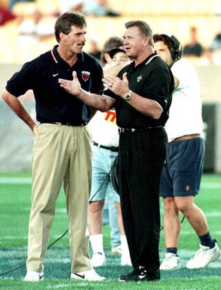 Trainer Mike Ditka (New Orleans Saints, re.) und Trainer Dave Wannstedt (Chicago Bears) -  (CHI97100403) American Football Herren NFL, 1997 1998, Gruppe American Football Herren NFL, 1997 1998, Gruppe