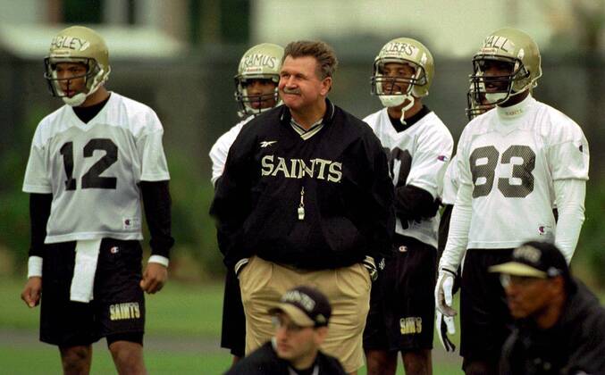 Trainer Mike Ditka (New Orleans Saints, Mitte) -  (NOP97042602) American Football Herren NFL, 1997 1998, o0 Training, Trainingslager Gruppe American Football Herren NFL, 1997 1998, o0 Training, Trainingslager Gruppe