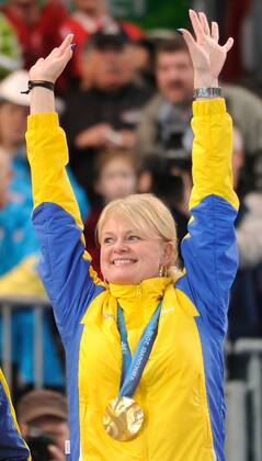 Sweden s skip Anette Norberg waves to fans after winning the women s Olympic curling goldmedal game by beating Canada 7 - 6 in eleven ends at the Vancouver Olympic Centre on Day 15 of the 2010 Winter Olympic Games in Vancouver February 26, 2010. . - ZUMAw51 o0 Jubel Freude Sieg Olympiasieg