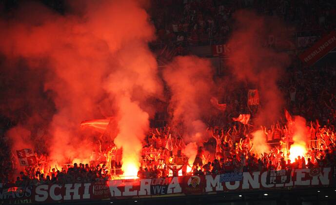 Fans des FC Bayern München zünden Bengalfeuer o0 Zuschauer Totale bengalisches Feuer Rauch, Rauchwolke, Rauchschwaden, Qualm, Qualmwolke