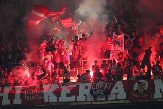 Fans des FC Bayern München zünden Bengalfeuer o0 Zuschauer Totale bengalisches Feuer Rauch, Rauchwolke, Rauchschwaden, Qualm, Qualmwolke