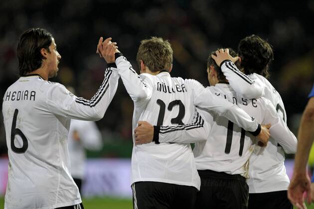 Fußball-Nationalmannschaft Freundschaftsspiel Deutschland (weiß)-Italien (blau) 1-1 am 09.02.2011 im Signal-Iduna Park in Dortmund.Sami Khedira,Thomas Müller,Miroslav Klose und Mesut Özil (v.li.n.re. Alle GER) nach dem Treffer zum 1-0 durch Klose.