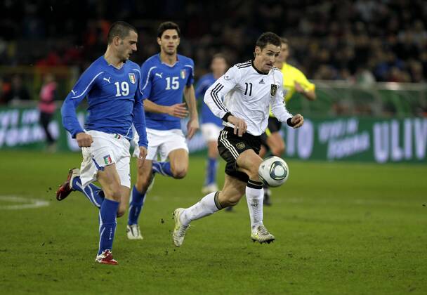 Fußball-Nationalmannschaft Freundschaftsspiel Deutschland (weiß)-Italien (blau) 1-1 am 09.02.2011 im Signal-Iduna Park in Dortmund.Leonardo Bonucci (ITA) und Miroslav Klose (re.).