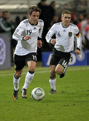 Fußball-Nationalmannschaft Freundschaftsspiel Deutschland (weiß)-Italien (blau) 1-1 am 09.02.2011 im Signal-Iduna Park in Dortmund.Mario Götze vor Philipp Lahm -GER .