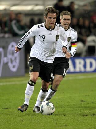 Fußball-Nationalmannschaft Freundschaftsspiel Deutschland (weiß)-Italien (blau) 1-1 am 09.02.2011 im Signal-Iduna Park in Dortmund.Mario Götze vor Philipp Lahm -GER .
