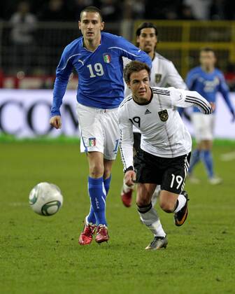 Fußball-Nationalmannschaft Freundschaftsspiel Deutschland (weiß)-Italien (blau) 1-1 am 09.02.2011 im Signal-Iduna Park in Dortmund.Mario Götze (GER, R) und Leonardo Bonucci (ITA ).