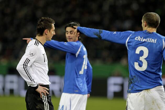 Fußball-Nationalmannschaft Freundschaftsspiel Deutschland (weiß)-Italien (blau) 1-1 am 09.02.2011 im Signal-Iduna Park in Dortmund.Miroslav Klose (GER) , Alberto Aquilani und Giorgio Chiellini (beide ITA, v.li.n.re.).